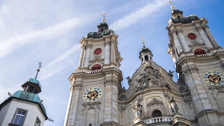Un'inquadratura dal basso della facciata dell'Abbazia di San Gallo in Svizzera contro il cielo blu