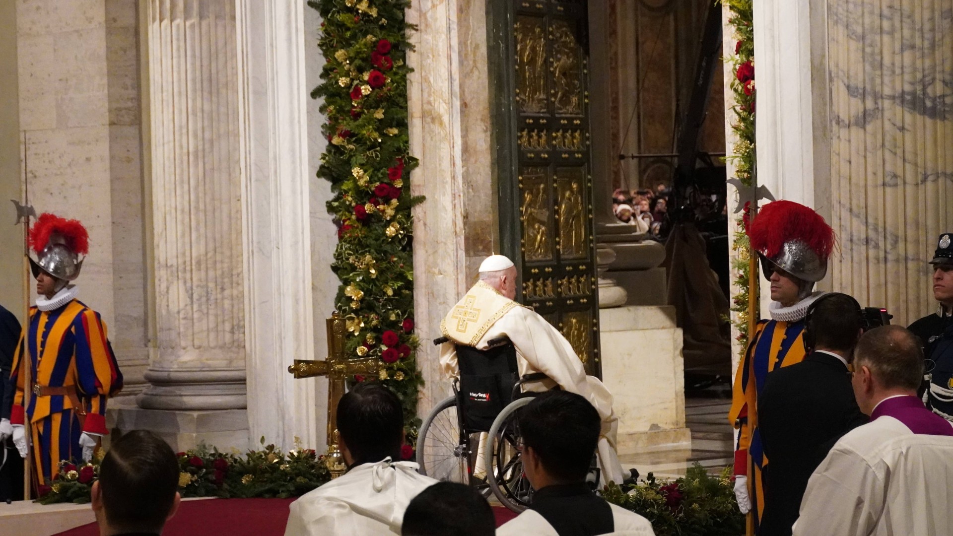 Giubileo 2025, ieri notte Papa Francesco ha aperto la Porta Santa della