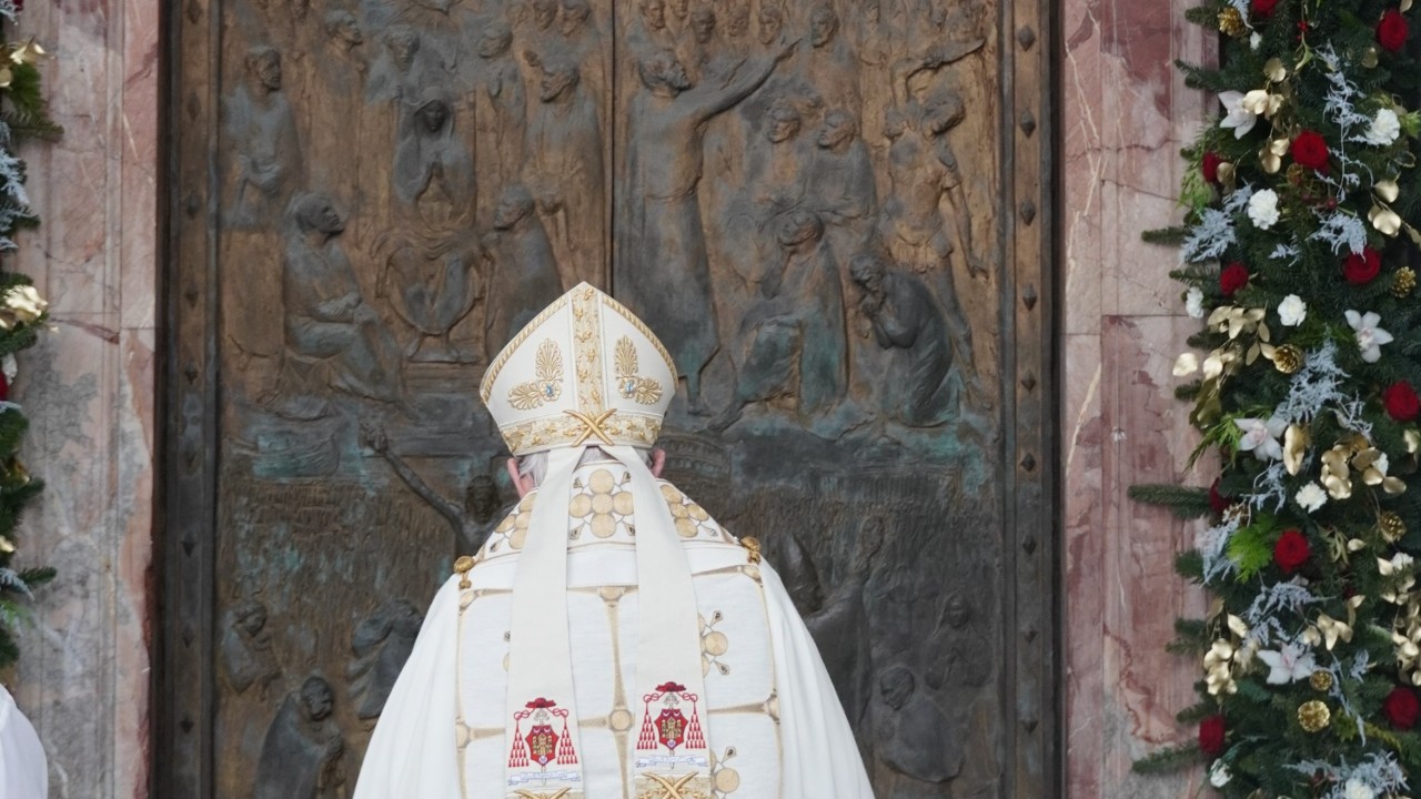 Giubileo, il cardinale Harvey ha aperto la Porta Santa della Basilica di San Paolo fuori le mura