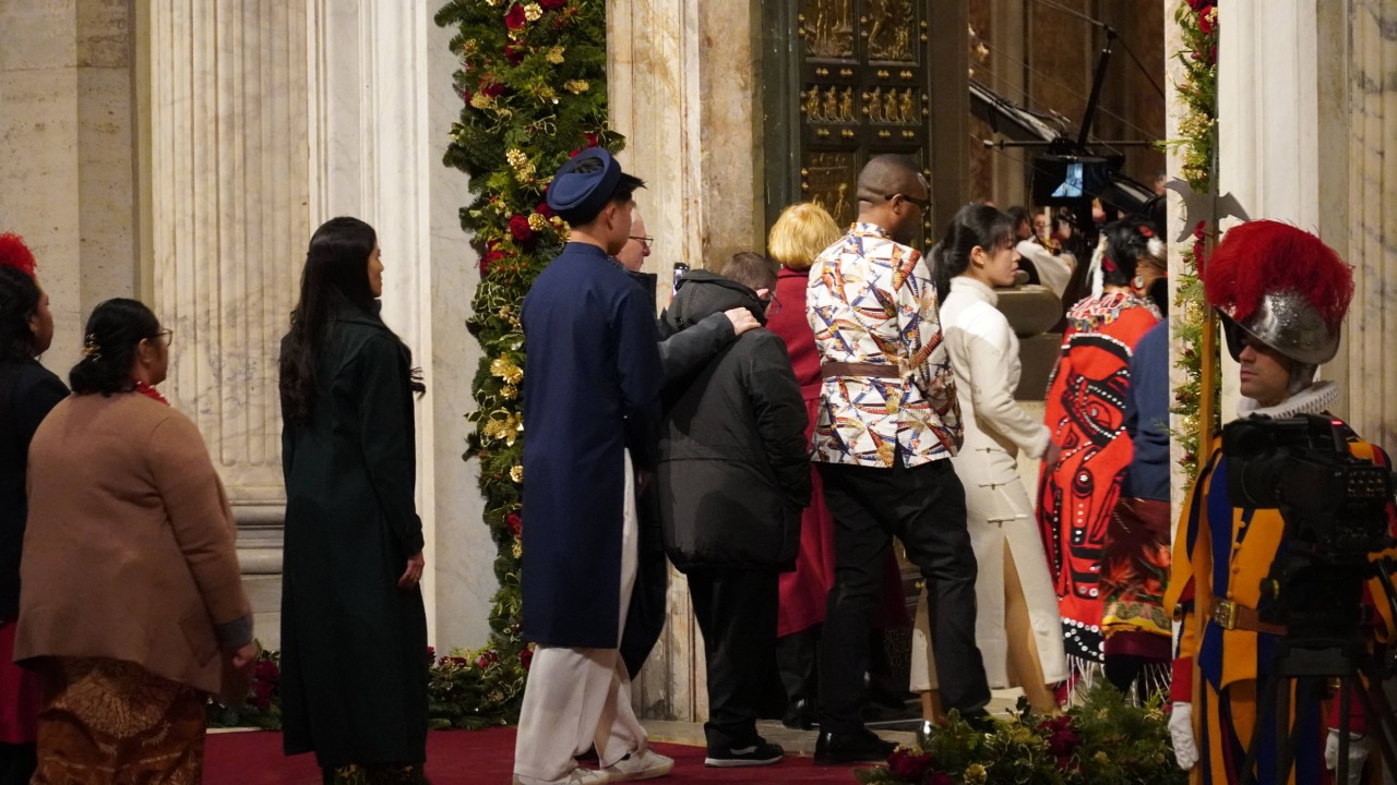 Giubileo, mezzo milione di pellegrini ha già attraversato la Porta Santa  della Basilica di San Pietro