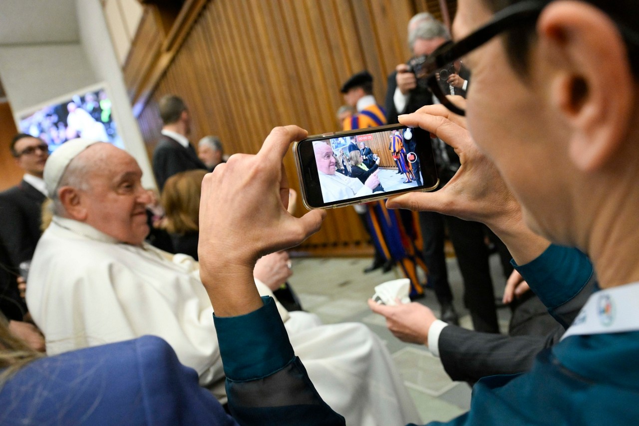 Papież Franciszek podczas Jubileuszu świata mediów, dziennikarstwa i komunikacji: «Komunikowanie jest tym, co wydarza się między Bogiem a Synem»