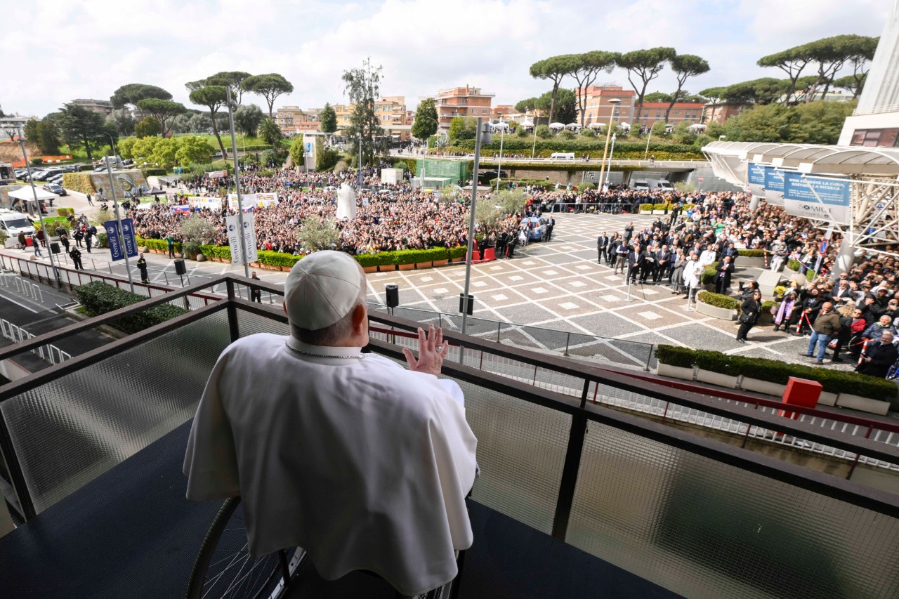 Papa Francesco rientra a Santa Marta, il ringraziamento ai fedeli